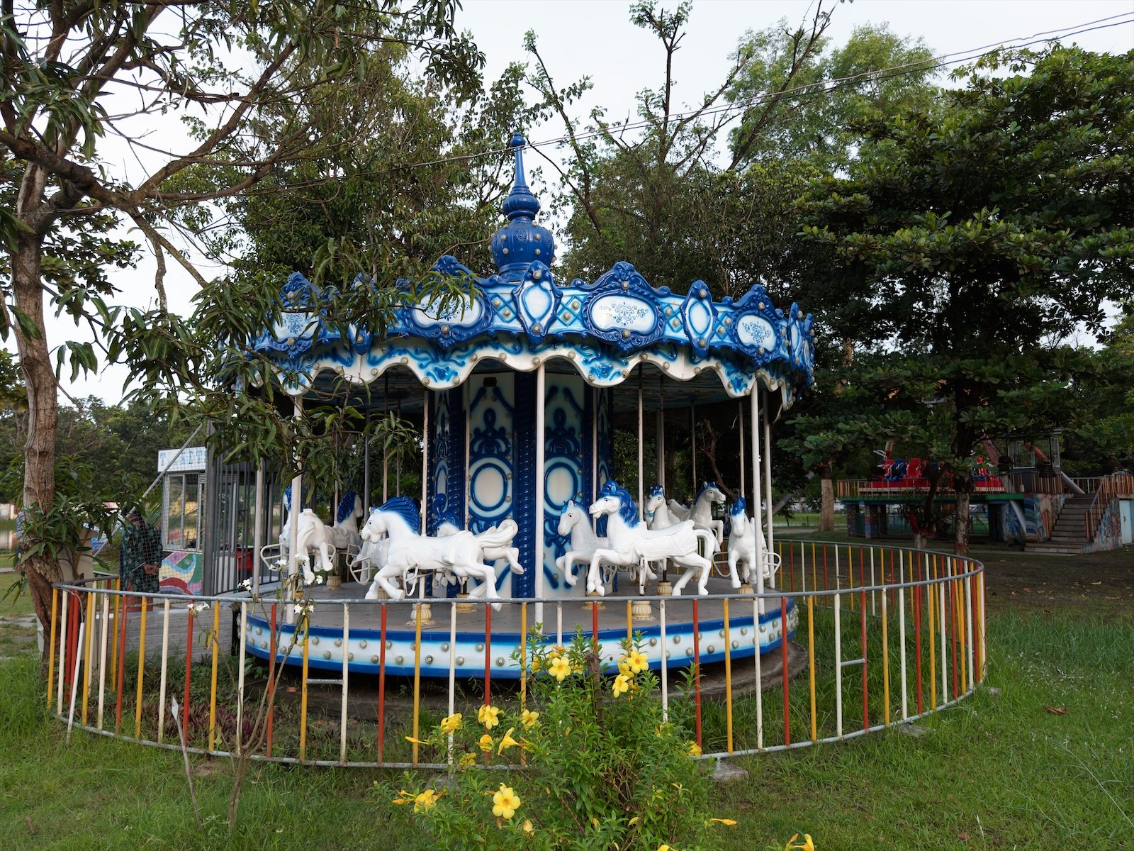 Ein blau-weißes Karussell in einem Park, klar entwickelt