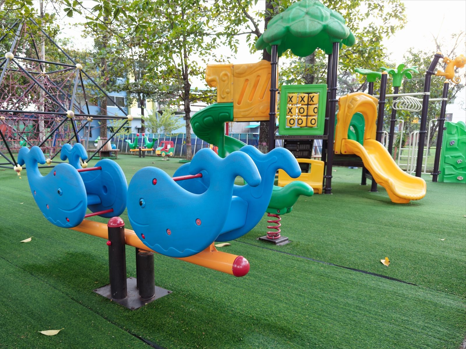 Ein Spielplatz bei bedecktem Himmel, neutral entwickelt