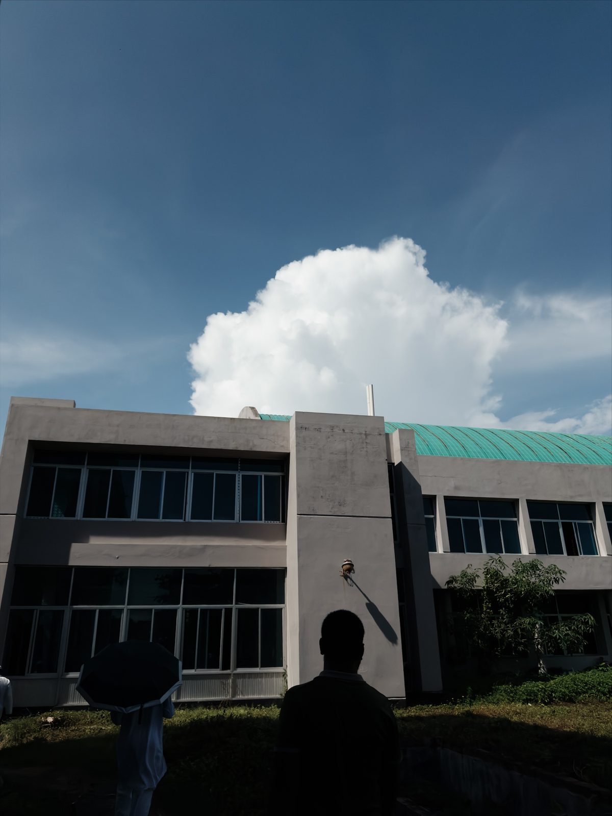 A building under a blue sky with a white cloud